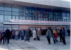 Ошские зрители приходили к театру задолго до начала концертов