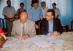 Кредитное соглашение подписывают Николай Солдатов и Даниэль Берг.