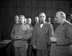 Сталин И.В., Трумен Г., Черчилль У. в кулуарах зала заседания Потсдамской конференции