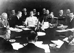 Сталин В.И., Молотов В.М., Вышинский А.Я. и др. участники советской делегации во время заседания Потсдамской конференции