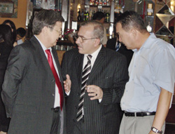 Г. Агасарян беседует с Ж. Сатыбалдиевым (слева) и Ж. Исаковым (справа)