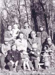 Торобай Кулатов с семьей